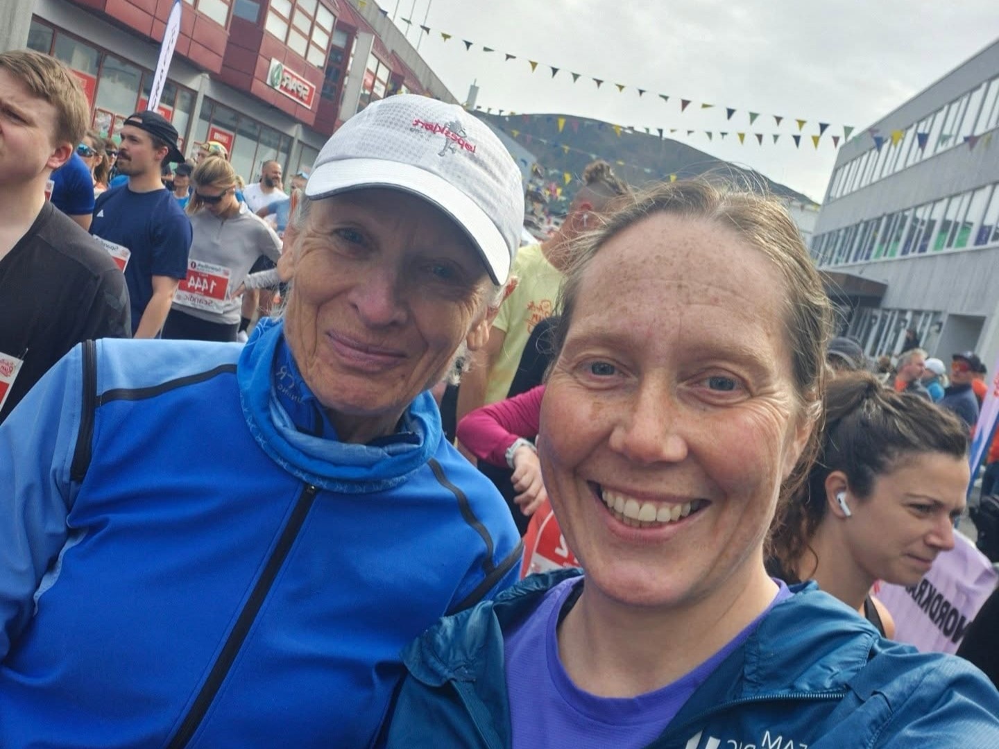 Ingunn Ytrehus og Camilla Lockert Friseid løp maraton i The Arctic Run (tidligere Hadsel maraton)